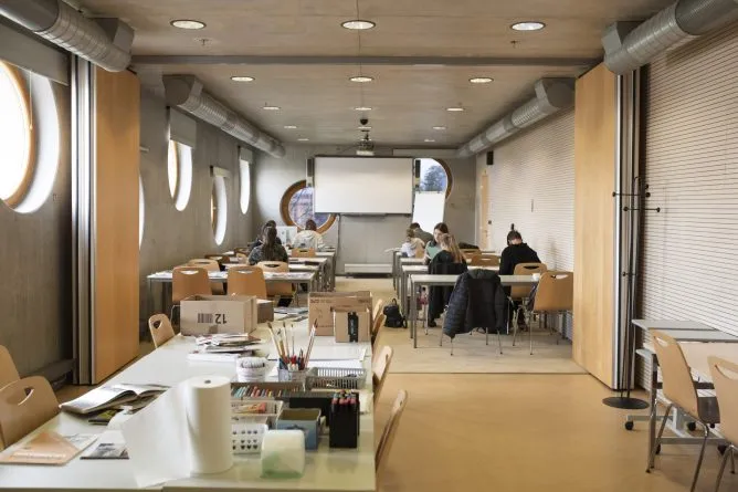 Vzdělávání - Studijní a vědecká knihovna v Hradci Králové